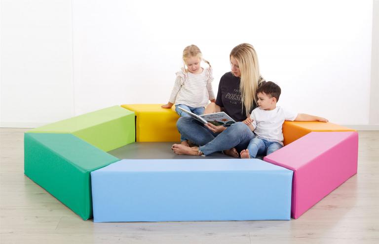 Erzieherin liest Kindern etwas vor